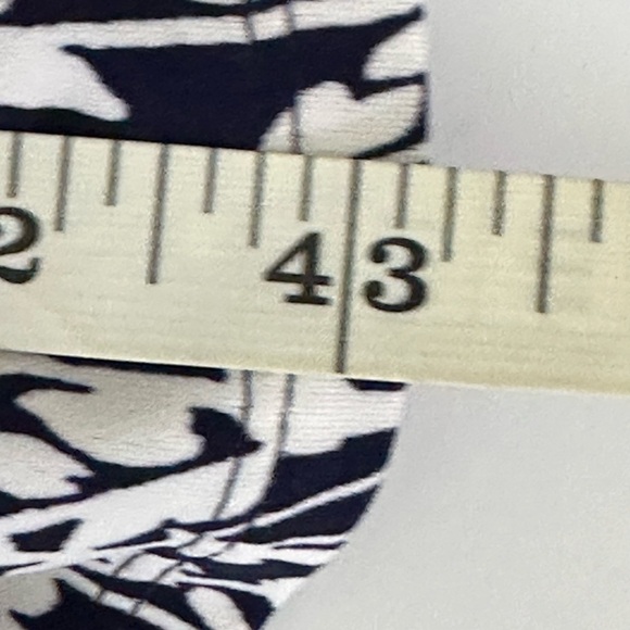 Jessica H sz 6 dress in a blue  and white print. Midi length. The top is.lined - Picture 5 of 13